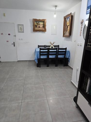 a dining room with a table and chairs in it at דירה עם בריכה בבית שמש in Bet Shemesh