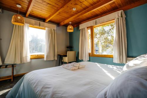 Una cama o camas en una habitación de Pioneros Suites by Grupo Tierra Gaucha