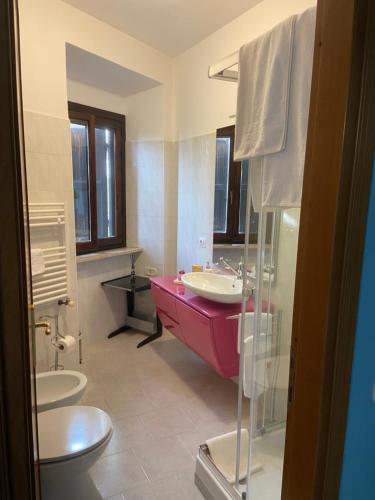 a bathroom with a pink tub and a sink at La Casa del Borgo Antico in Campoverde