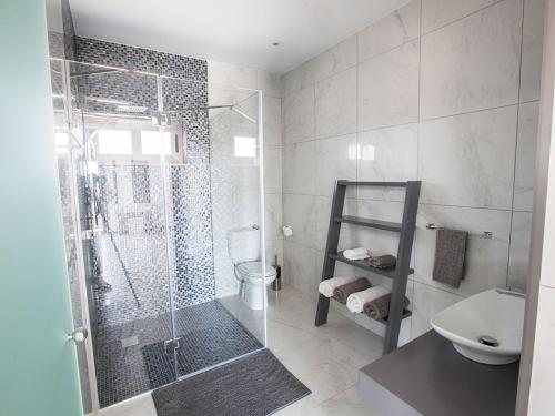 ein Badezimmer mit Dusche, Toilette und Waschbecken in der Unterkunft Villa Ioanni Chrysos - Luxury And New 6 Bedroom Protaras Villa in Protaras