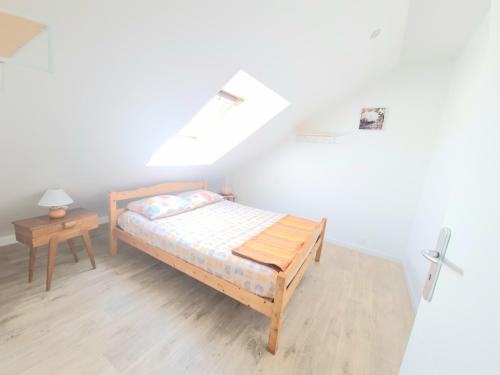une petite chambre avec un lit et une table dans l'établissement Appartement, proche Gare et Centre-Ville, à Blois