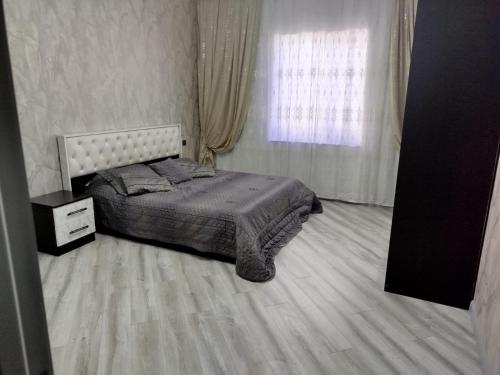 เตียงในห้องที่ Novkhanı villa