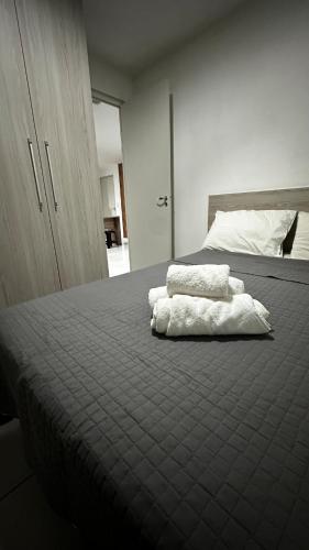une chambre avec un lit avec deux serviettes dessus dans l'établissement Apartamento incrível a 1 quadra da praia, à Maceió