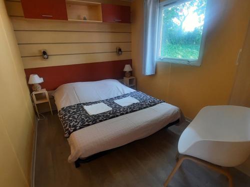 une petite chambre avec un lit et une fenêtre dans l'établissement Camping Domaine des iscles, à La Roque-dʼAnthéron