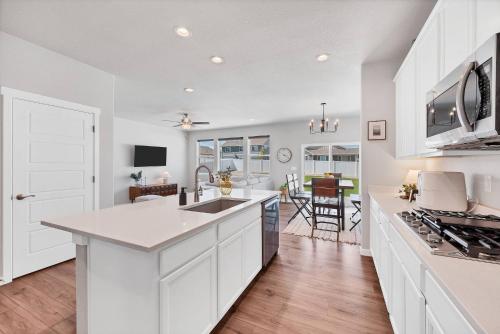 Dapur atau dapur kecil di Luxe 6BD Gem in Johnstown -Tons of Games + Firepit