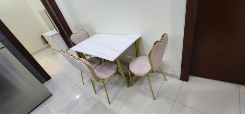 ein Tisch mit zwei Stühlen und ein weißer Tisch mit Stühlen in der Unterkunft النظافه والجوده in Riad