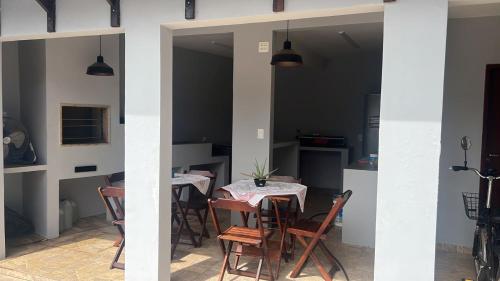 a kitchen and dining room with a table and chairs at Casa da Coruja in Rio de Janeiro