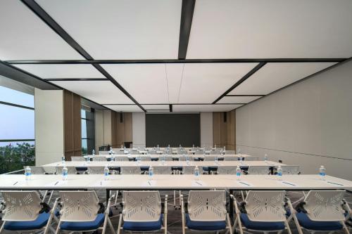 a large conference room with a large table and chairs at Four Points by Sheraton Dalian Donggang in Dalian