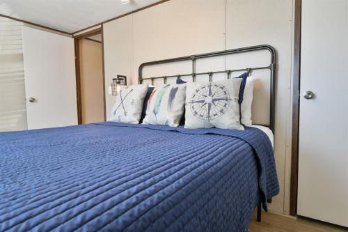 - une chambre avec un lit bleu et des oreillers blancs dans l'établissement Special Rates -RedSandsHabitation 1-Moab-National Parks, à Moab