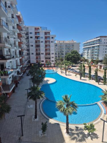 Vista aerea di una piscina con palme di Christiano a Shëngjin