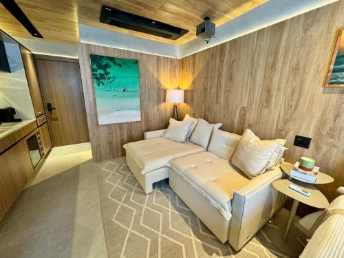 a living room with a couch and a table at UNU 405 Loft Luxury Corredor da Vitória: piscina + in Salvador