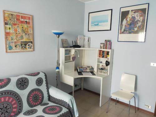 a room with a desk and a bed and a chair at Appartamento Riviera Trilocale wifi e parcheggio privato in Ventimiglia