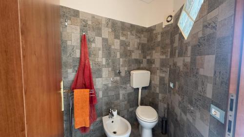 a bathroom with a toilet and a sink at La casa dei Conti - WiFi, aria condizionata e free park in Vezza d'Alba