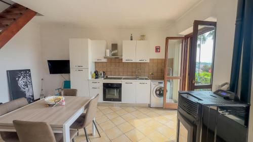 a kitchen and dining room with a table and chairs at La casa dei Conti - WiFi, aria condizionata e free park in Vezza d'Alba