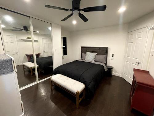 Een bed of bedden in een kamer bij House in Redondo Beach 2 bedroom 1 bath