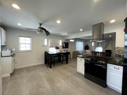 een keuken met een fornuis en een tafel erin bij House in Redondo Beach 2 bedroom 1 bath in Redondo Beach