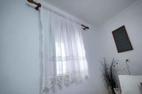 Foto da galeria de Guest House Denis em Gjirokastër