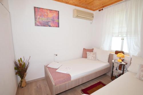 Foto da galeria de Guest House Denis em Gjirokastër