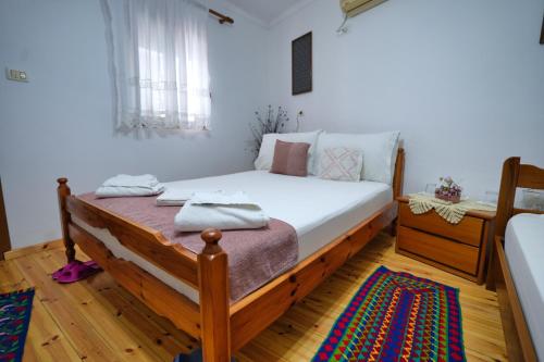 Foto da galeria de Guest House Denis em Gjirokastër