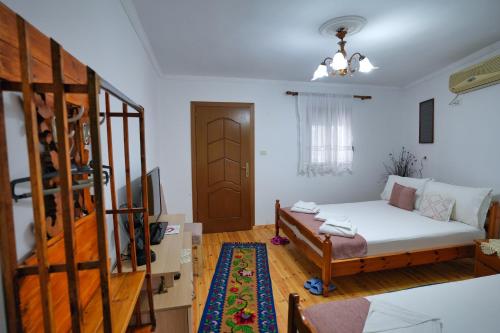 Foto da galeria de Guest House Denis em Gjirokastër