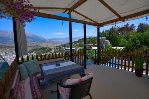 Foto da galeria de Guest House Denis em Gjirokastër
