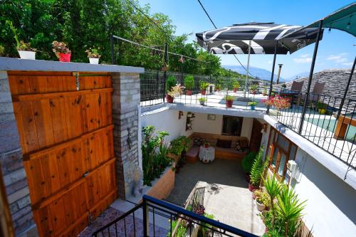 Foto da galeria de Guest House Denis em Gjirokastër