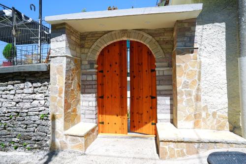 Foto da galeria de Guest House Denis em Gjirokastër
