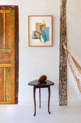 a table in a room with a picture on the wall at Incrível Casa Colonial-Déco - Centro Histórico in Marechal Floriano