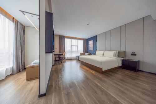 Una cama o camas en una habitación de Atour X Hotel Xintang South Station Zengcheng District