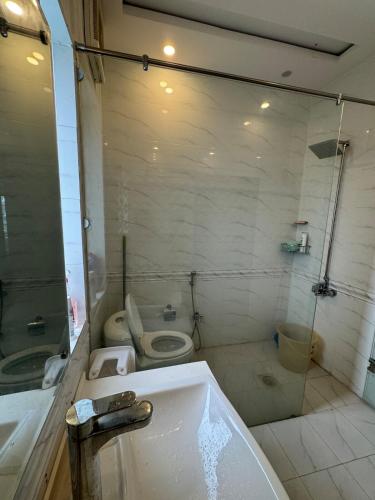 a bathroom with a tub and a toilet and a sink at 1-Bedroom Cozy Private Stay In Changla Gali in Chhāngla Gali