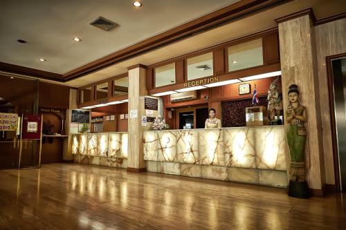 a restaurant with a counter in a building at Kosit Hotel in Hat Yai