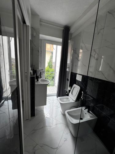 a bathroom with a toilet and a bidet and a sink at La rosa dei pepoli in Castiglione dei Pepoli
