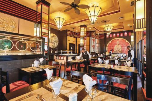 Un restaurante u otro lugar para comer en Riu Bambu - All Inclusive