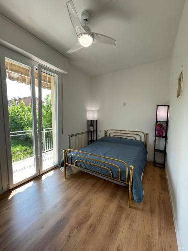 a bedroom with a bed in a room with a window at Armonia Affittacamere in San Vicenzo di Galliera