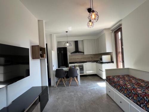 ベルガモにあるLa casa di Nina, vista sui colli di Bergamo Golfのリビングルーム(ベッド1台付)、キッチンが備わります。