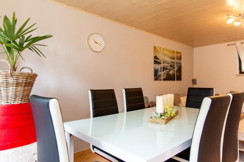 a dining room with a white table and chairs at Ferienwohnung 70qm - Natur, Fitness & SUP am Fluss in Damm