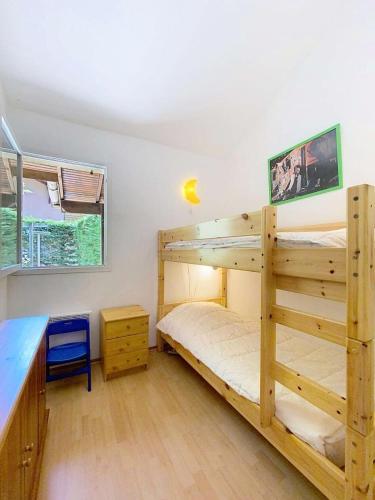 une chambre avec deux lits superposés et un bureau dans l'établissement Résidence Jardins De L'ocean - Pavillon mitoyen 1 chambre + mezzanine, 4 pers, résidence avec piscine MAE-0641, à Lacanau