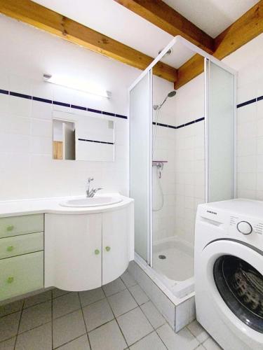 une salle de bain avec un lavabo et une machine à laver dans l'établissement Résidence Jardins De L'ocean - Pavillon mitoyen 1 chambre + mezzanine, 4 pers, résidence avec piscine MAE-0641, à Lacanau