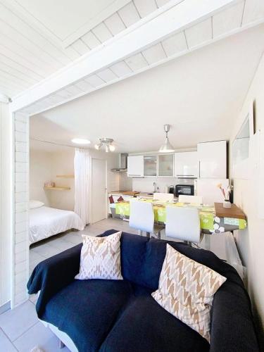 - un salon avec un canapé et une chambre dans l'établissement Résidence Maisons De La ForÊt - Maisonnette 4 pers, forêt, Lacanau Océan MAE-0431, à Lacanau