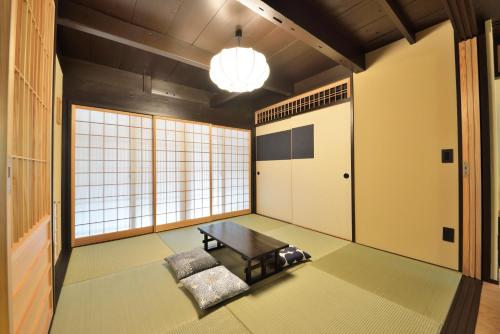 una habitación con una mesa y un banco en ella en Takeya Kitano Bekkan, en Kioto