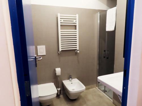 a small bathroom with a toilet and a sink at Tric Trac Hostel in Naples