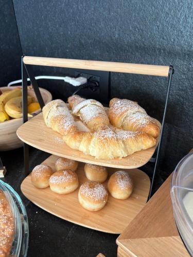 ジアーノ・ディ・フィエンメにあるFiemme in Vistaの棚の上にはペストリーの皿が数枚