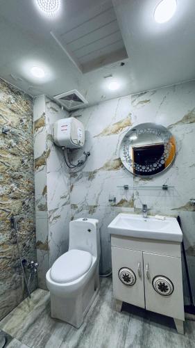 Vannituba majutusasutuses Cozy One-Bed Studio With Self Check-In