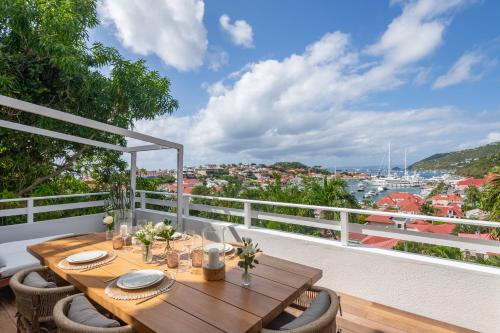 a wooden table on a balcony with a view at Viewstar in Gustavia