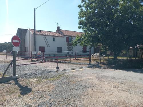 a gate with a do not enter sign in front of a house at Chambre prairie in La Roche-sur-Yon
