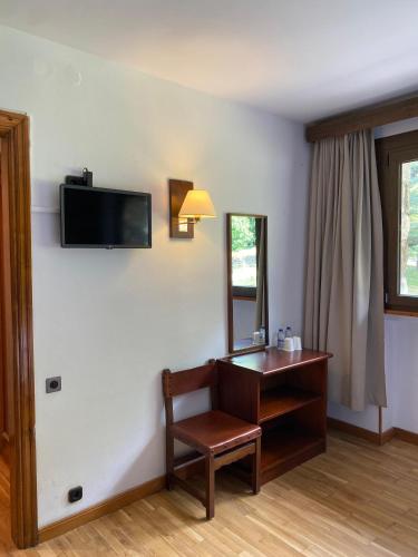 Hotel Els Avetsにあるテレビまたはエンターテインメントセンター