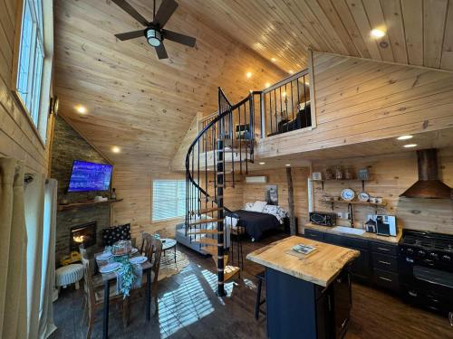Η κουζίνα ή μικρή κουζίνα στο Treehouse Duo Lakefront 2 Private Hot Tubs