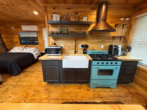 Η κουζίνα ή μικρή κουζίνα στο Treehouse Duo Lakefront 2 Private Hot Tubs