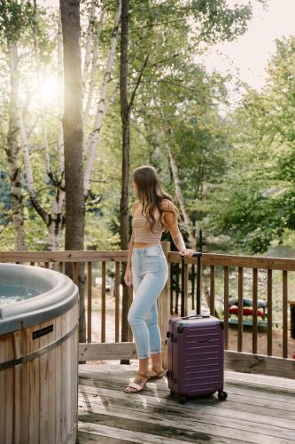 Επισκέπτες που μένουν στο Treehouse Duo Lakefront 2 Private Hot Tubs