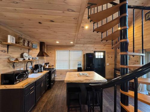 Η κουζίνα ή μικρή κουζίνα στο Treehouse Duo Lakefront 2 Private Hot Tubs